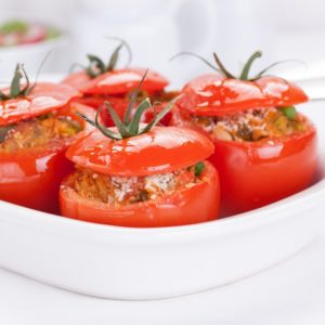 Tomates farcies au poulet, bacon et haricots rouges, moins de 500 calories